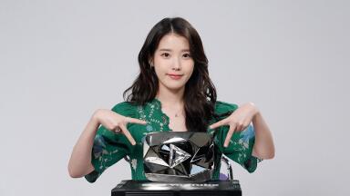 [IU TV] 1000만 유튜버 이지금의 💎다이아 버튼💎 언박싱