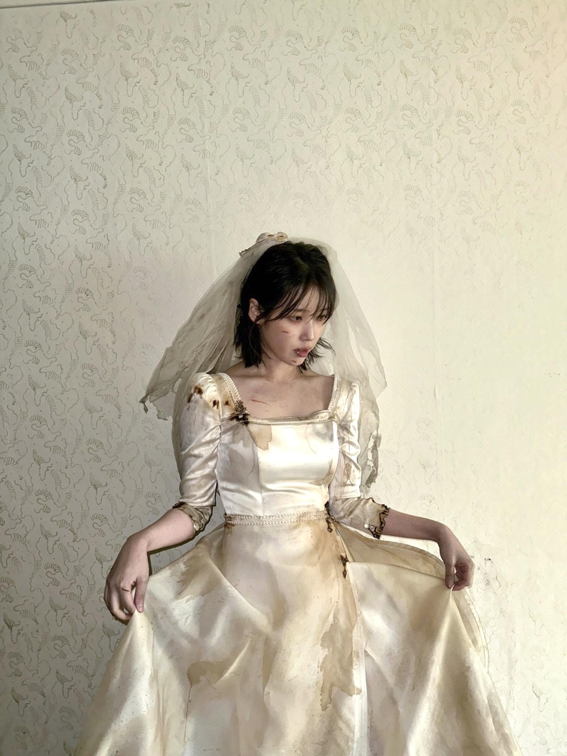 IU 'Love wins all' Behind Photo